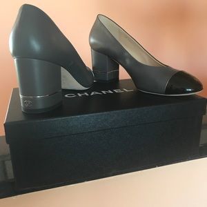 CHANEL GREY/BLACK Round Toe Pumps It38/ US7-7.5